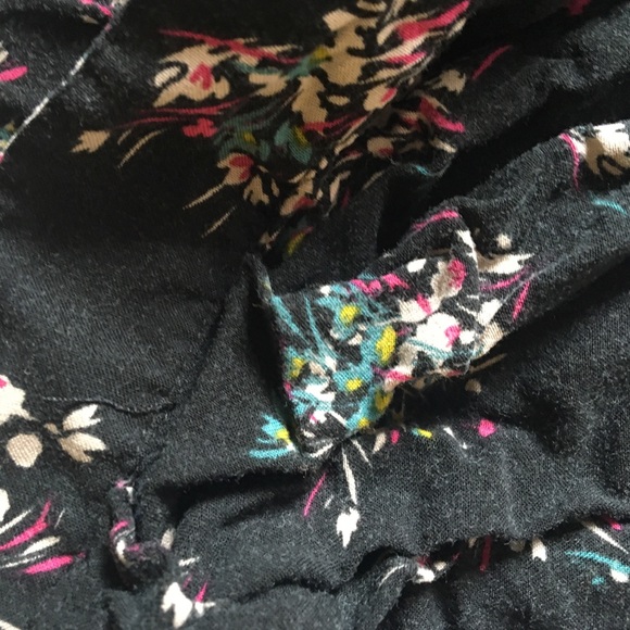 Black flowery shorts - Picture 4 of 4